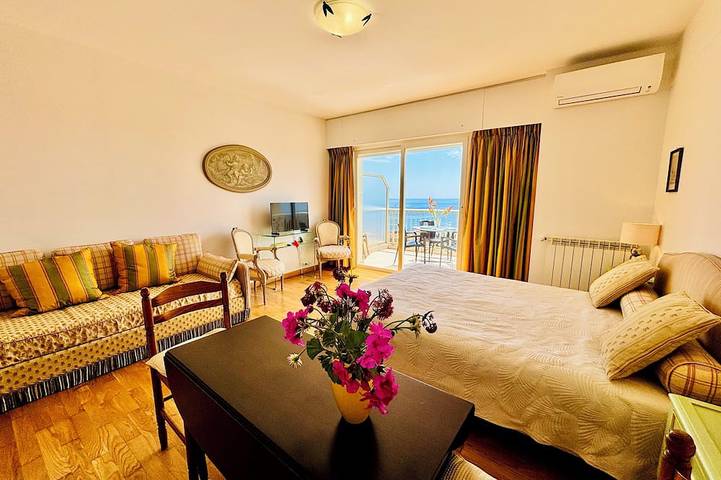 Appartement entier, Grand studio avec balcon et vue imprenable sur le Cap-Ferrat et la mer, in Villefranche-sur-Mer, Côte méditerranéenne (France)