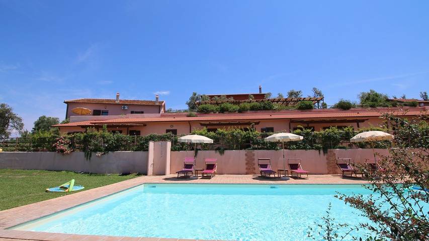 Agriturismo per 4 persone, con piscina e giardino, con animali domestici in Montalto di Castro
