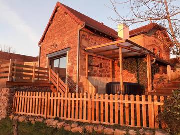 Gîte pour 4 personnes, avec vue et terrasse à Montmelard