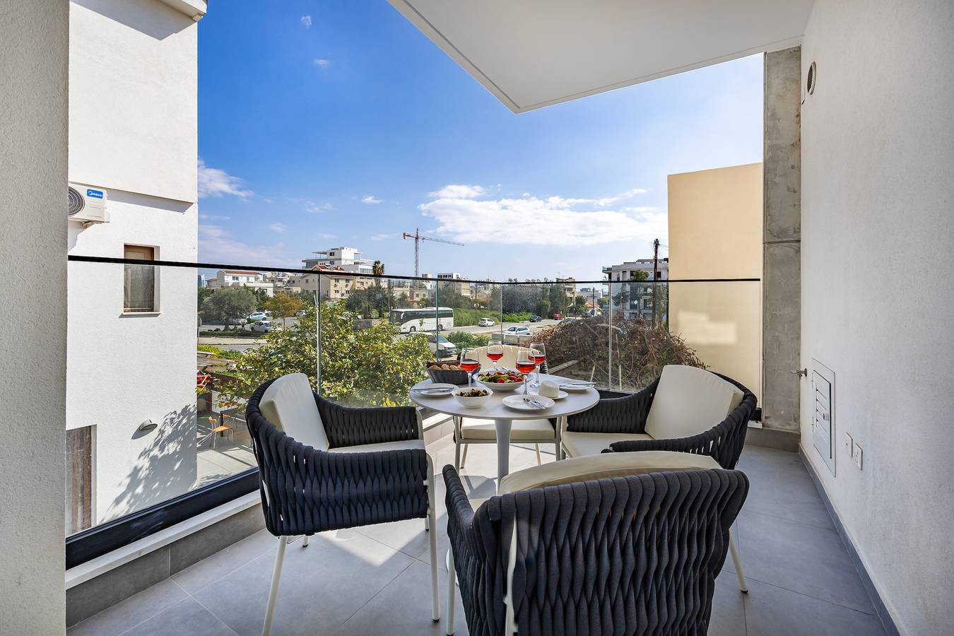 Apartamento entero, 203 Sfiggos: vistas a la ciudad y acceso a la piscina en la azotea in Limasol, Chipre Sur