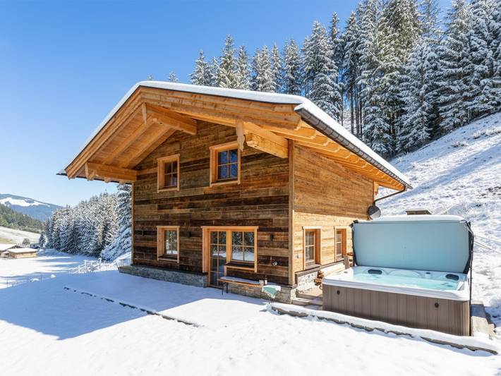 Chalet for 8 people, with Hot tub and Terrace as well as Yard and Sauna