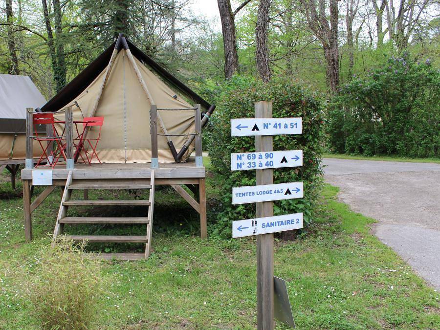 Flower Camping De la Plage - Tent 2 persons - Ready to camp 6m² 1 bedroom - without sanitary facilities + terrace 3m² 2 pers in Saint-Cirq-Lapopie, Causses du Quercy Regional Nature Park