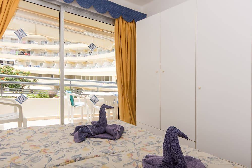 2 Bed Hotel Apt. Sleeps 3/4, Five minutes walk to Beach, Shops & Restaurants  in Playa Puerto Colón, Adeje