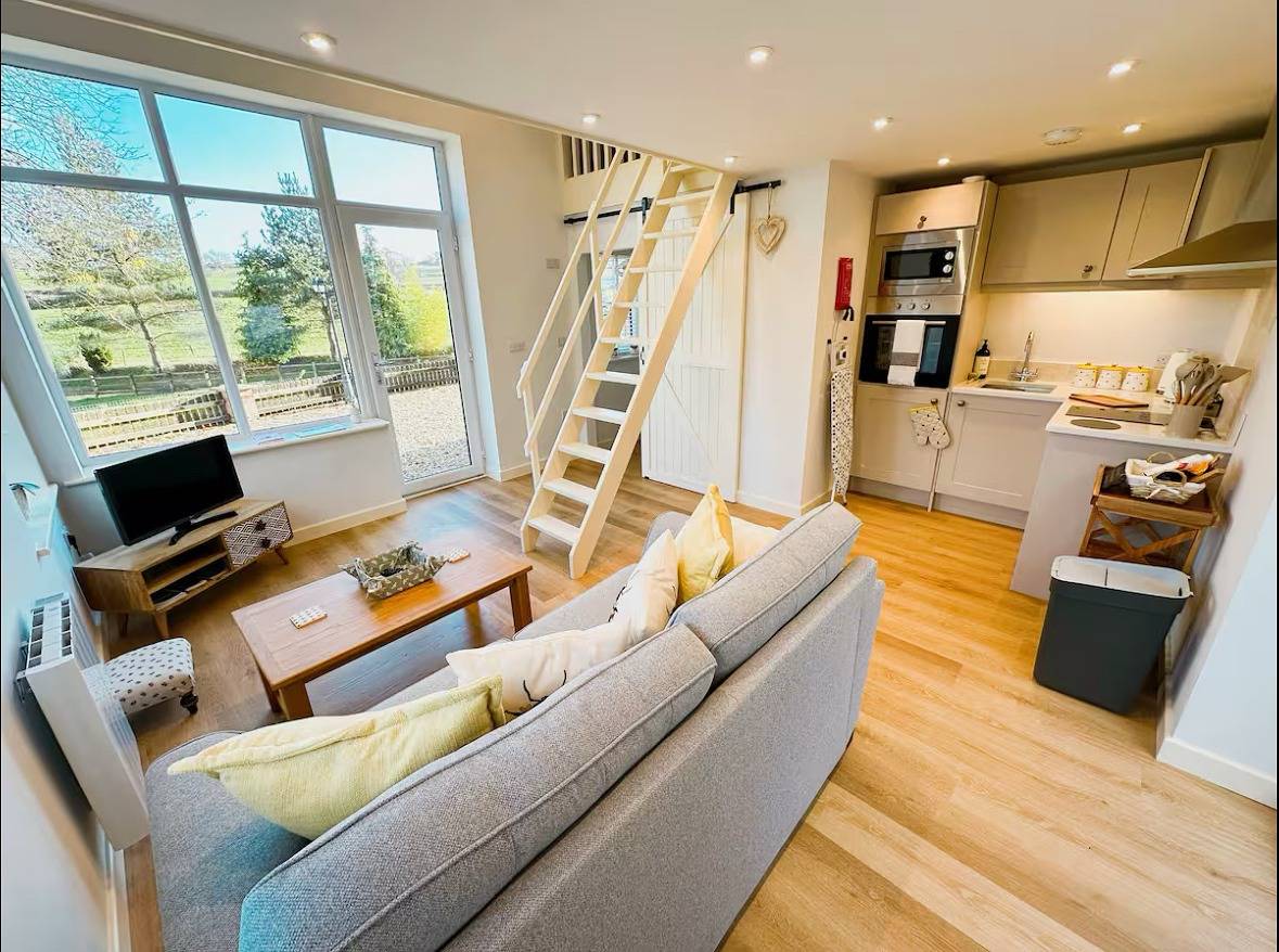 Honey Bee Cottage, Tiny House, Welshpool in Welshpool, Powys