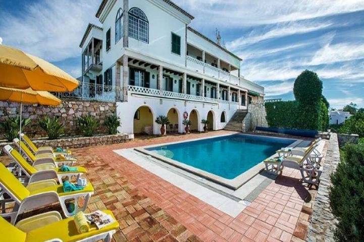 Villa for 19 people, with balcony and garden in Ferragudo