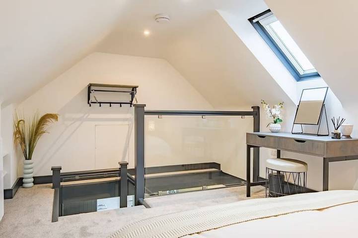 Little Seven Oaks is a one bedroom country retreat set in an ancient woodland. in Greensands Ridge, Broomfield and Kingswood