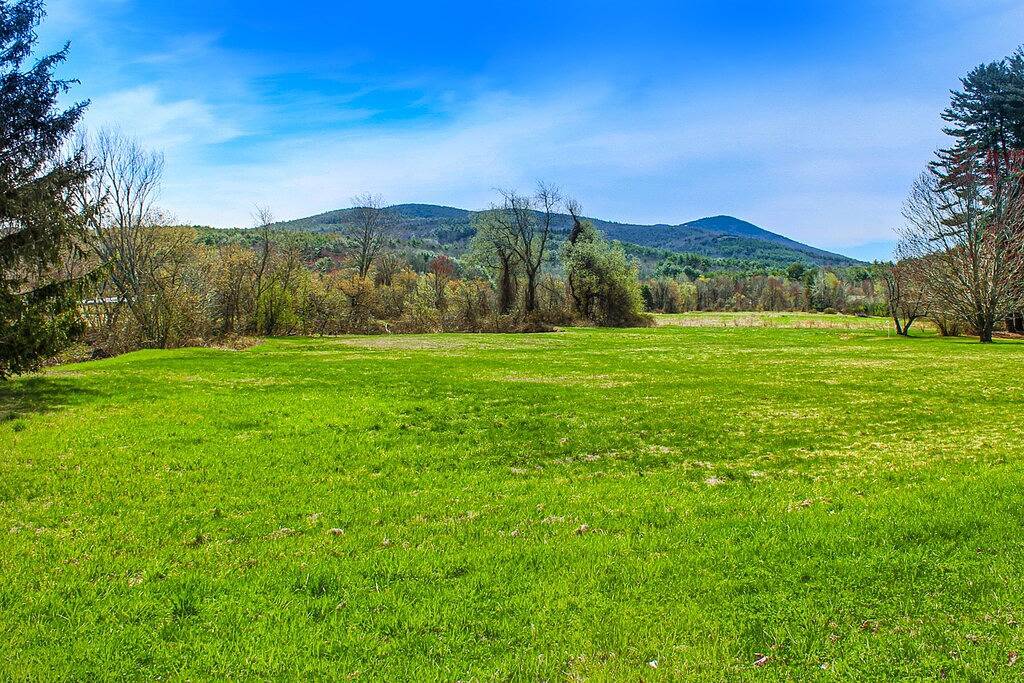 Updated Cape home with Wifi, W/D, full kitchen & clawfoot tub in Gilford, Lake Winnipesaukee