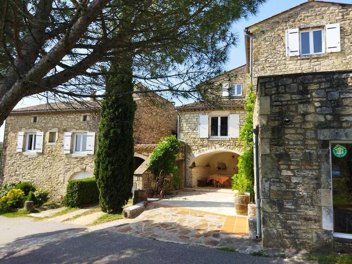 Chambre d’hôte pour 2 personnes, avec piscine et jardin ainsi que terrasse et vue à Vagnas