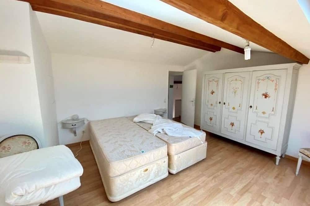 Villa At The Foot Of The Castle With Stunning Views in Gréoux-les-Bains, Regionaler Naturpark Verdon