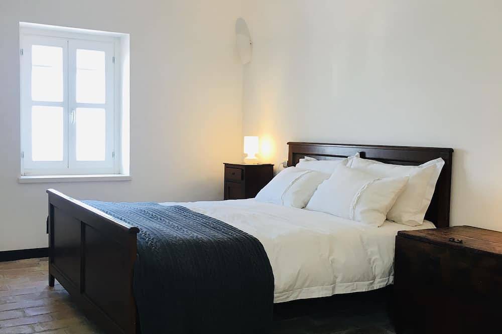 Entire apartment, Grand palazzo apartment nestled in a medieval hilltop town by the Adriatic coast in Città Sant'Angelo, Città Sant'Angelo region