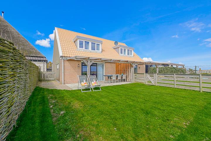 Ferienhaus für 6 Personen, mit Terrasse und Balkon/Terrasse