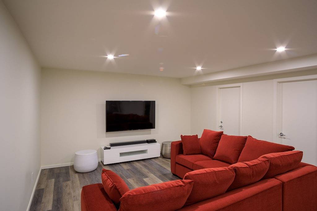 Gerade fertig 4 Schlafzimmer, 5 Badezimmer modern Stadthaus, Billardtisch, 10 Personen in Kicking Horse