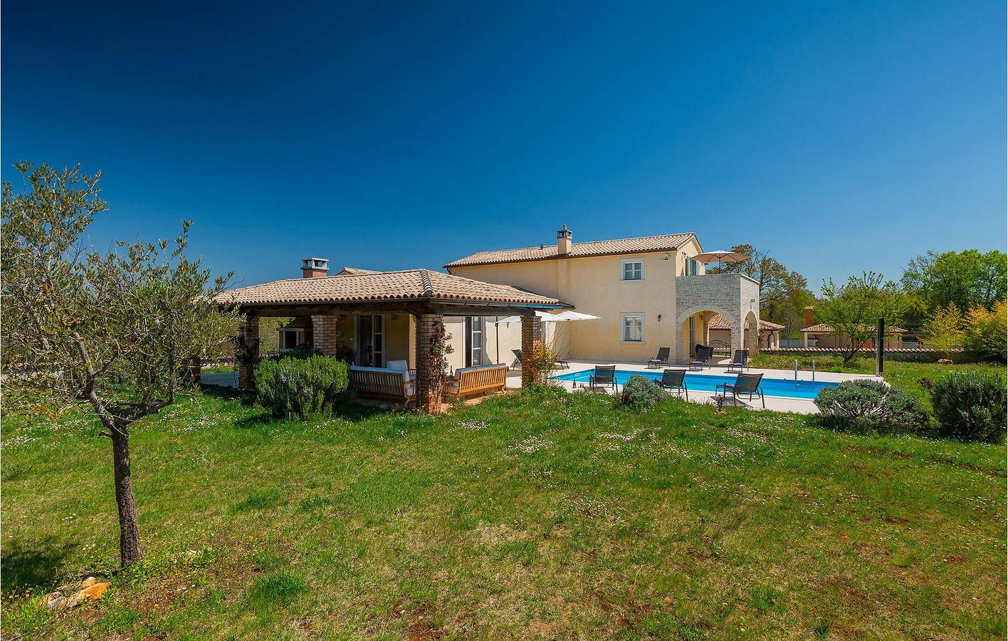 Appartement confortable de 2 chambres avec piscine, Wi-Fi et parking près du centre-ville de Rajki in Barban, Côte Sud d'Istrie