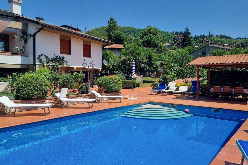 Villa Piazza, privater solarbeheizter Pool, zu Fuß zu allen Einrichtungen! Wifi in Piazza al Serchio, Garfagnana