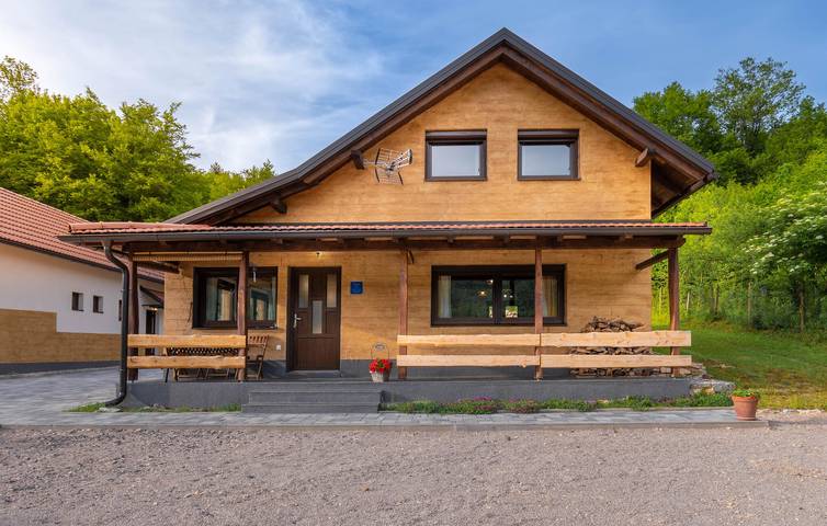 Charmante 2-Zimmer-Wohnung mit Pool, Grill und WLAN in Flussnähe in Gospitsch, Lika-Senj