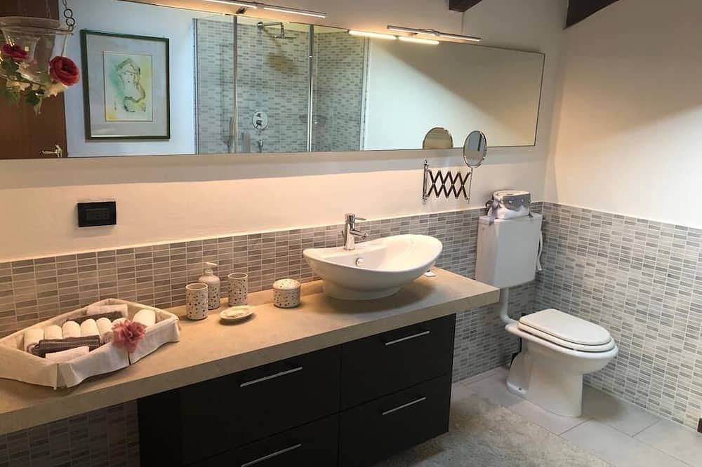 Villa familiar a estrenar en La Morra in La Morra (Italia), Langhe