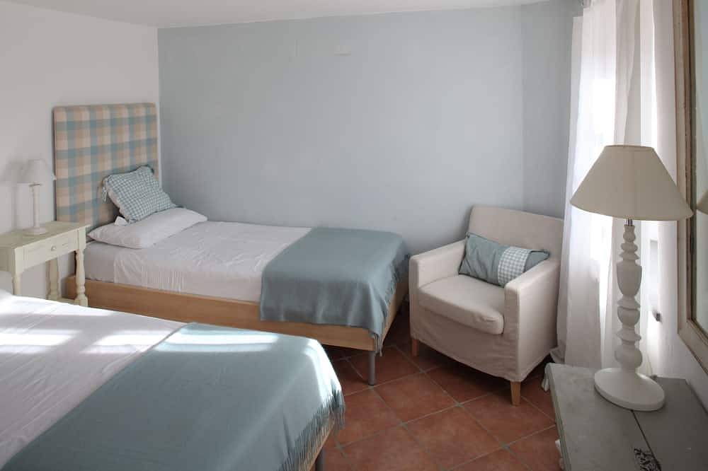 Magical Tuscan retreat set high among vineyards with pool and breathtaking views in Licciana Nardi, Val di Magra