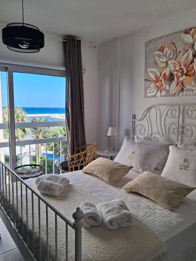 Ferienwohnung für 2 Personen, mit Pool und Ausblick in Larnaka