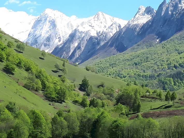 Entire apartment, Bellevue Accous Apartment with Mountain Views, Private Terrace and Wi-Fi in Accous, Béarn
