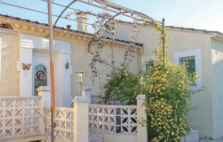 Location de vacances pour 9 personnes, avec piscine ainsi que jardin et terrasse à Maubec - 2