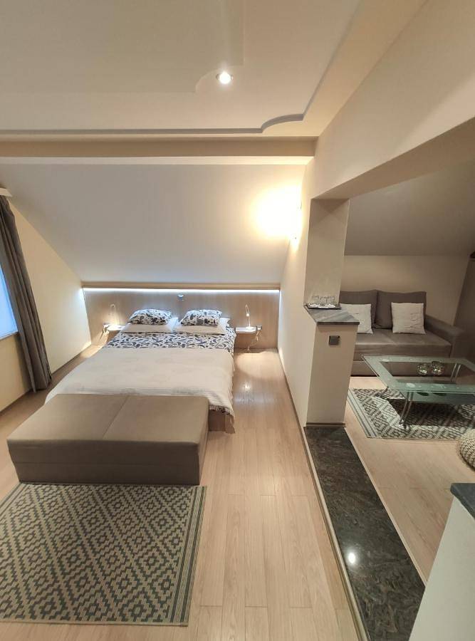 Chambre d’hôte pour 3 personnes, avec Balcon et Terrasse ainsi que Jardin et Vue dans Rastovača