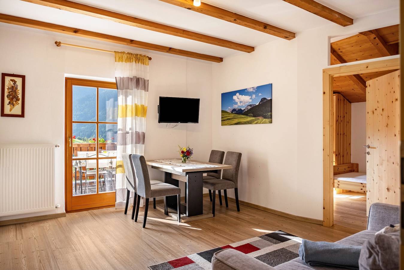 Entire apartment, Holiday Apartment "Oberpatiglhof - Lukas" with Mountain View, Shared Terrace & Wi-Fi in Völs am Schlern, Dolomiti Superski