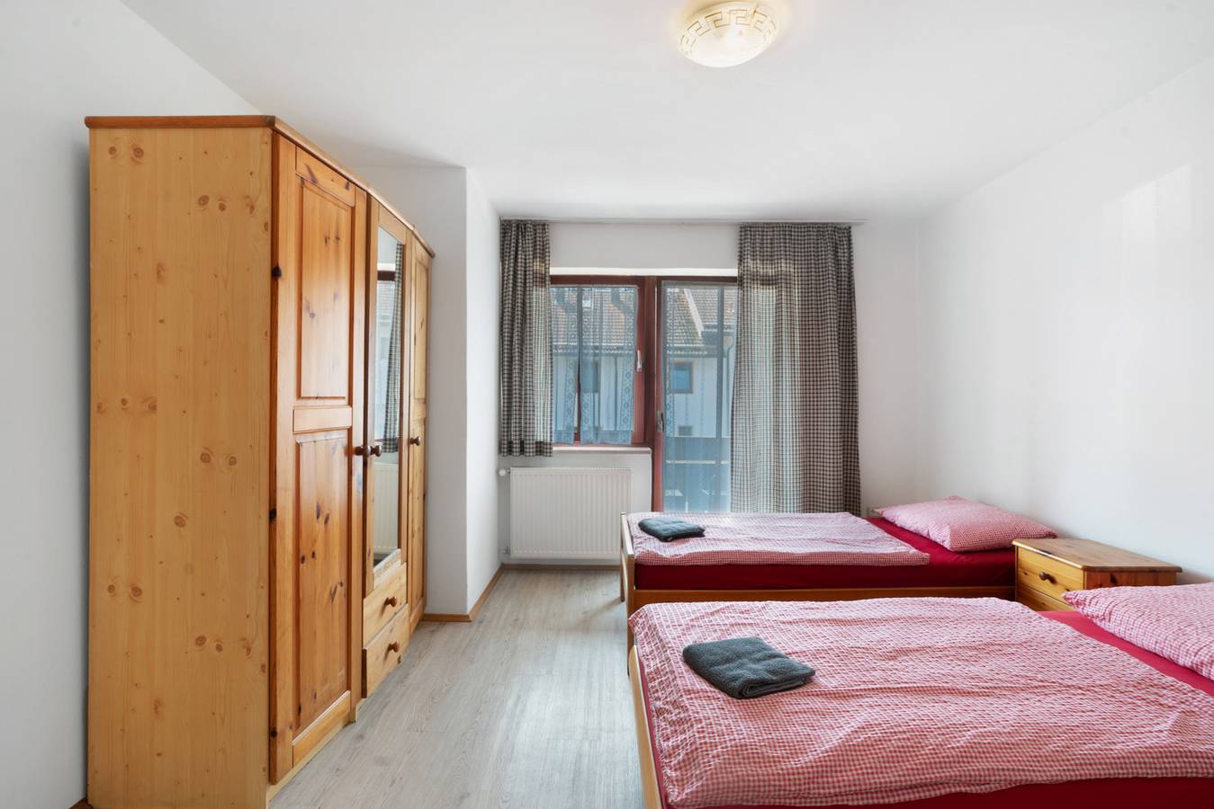 Knödelhof 'Habitación 1' para 4 personas con terraza compartida, balcón y Wlan in Putzbrunn, Alta Baviera