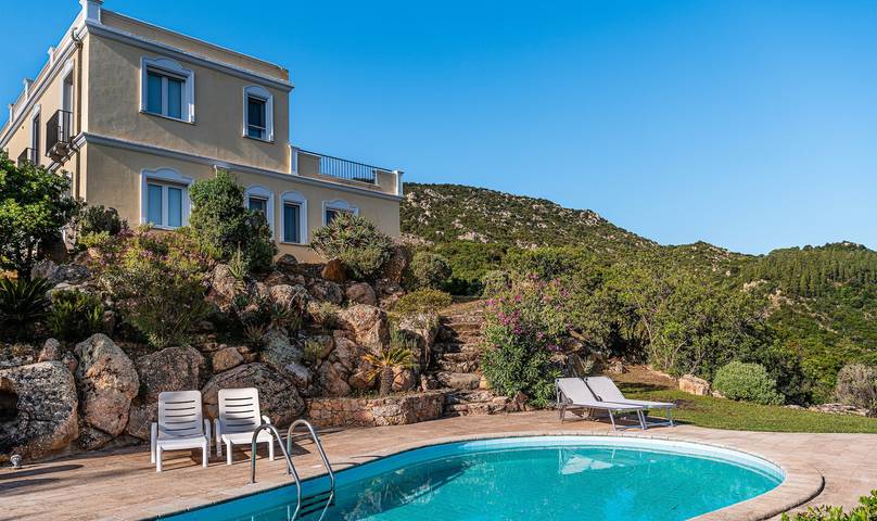 Villa Aquila Giardino – Nature Retreat with Panoramic Views and Private Pool in Pula Området, Cagliari-provinsen