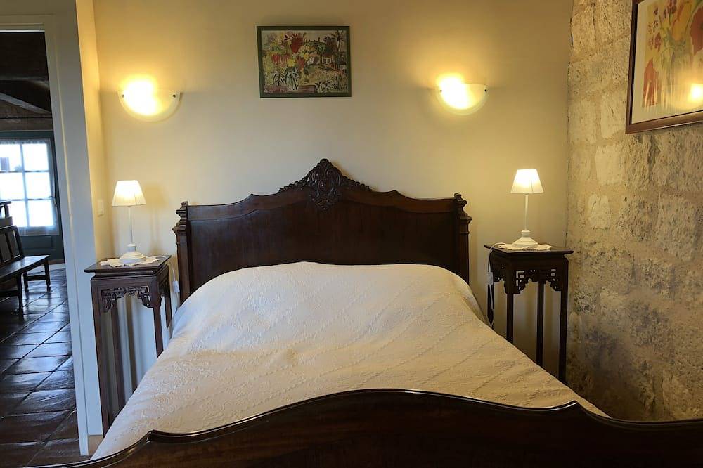 Dans un village classé, maison à colombage donnant sur un vallon boisé in Montjoi, Quercy