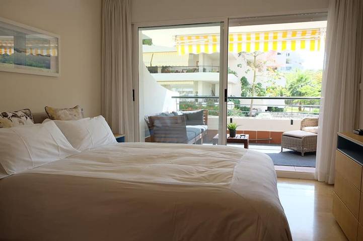 Apartamento entero, Luxury apartment with a terrace, garage, and pool. in San Pedro Alcántara, Marbella