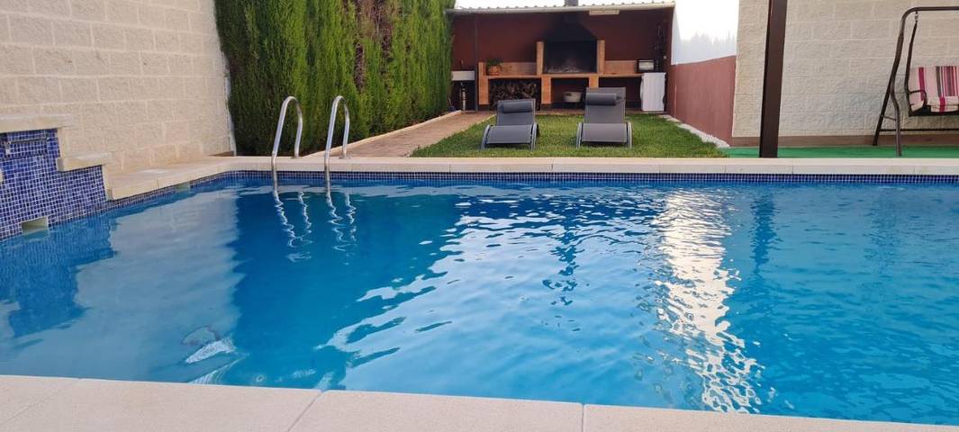 Casa rural con piscina para 9 personas, con piscina además de jacuzzi y jardín en Alcalá del Júcar