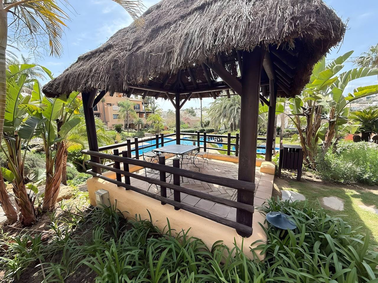 Apartamento entero, Apartamento 'Paraíso' con vistas a la montaña, Wi-Fi y aire acondicionado in Estepona, Costa del Sol