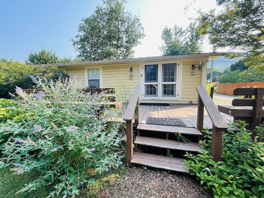 Sweet Garden House in Hot Springs. Hot tub, garden, grill, deck, dog friendly. in Hot Springs (NC), Madison County (NC)