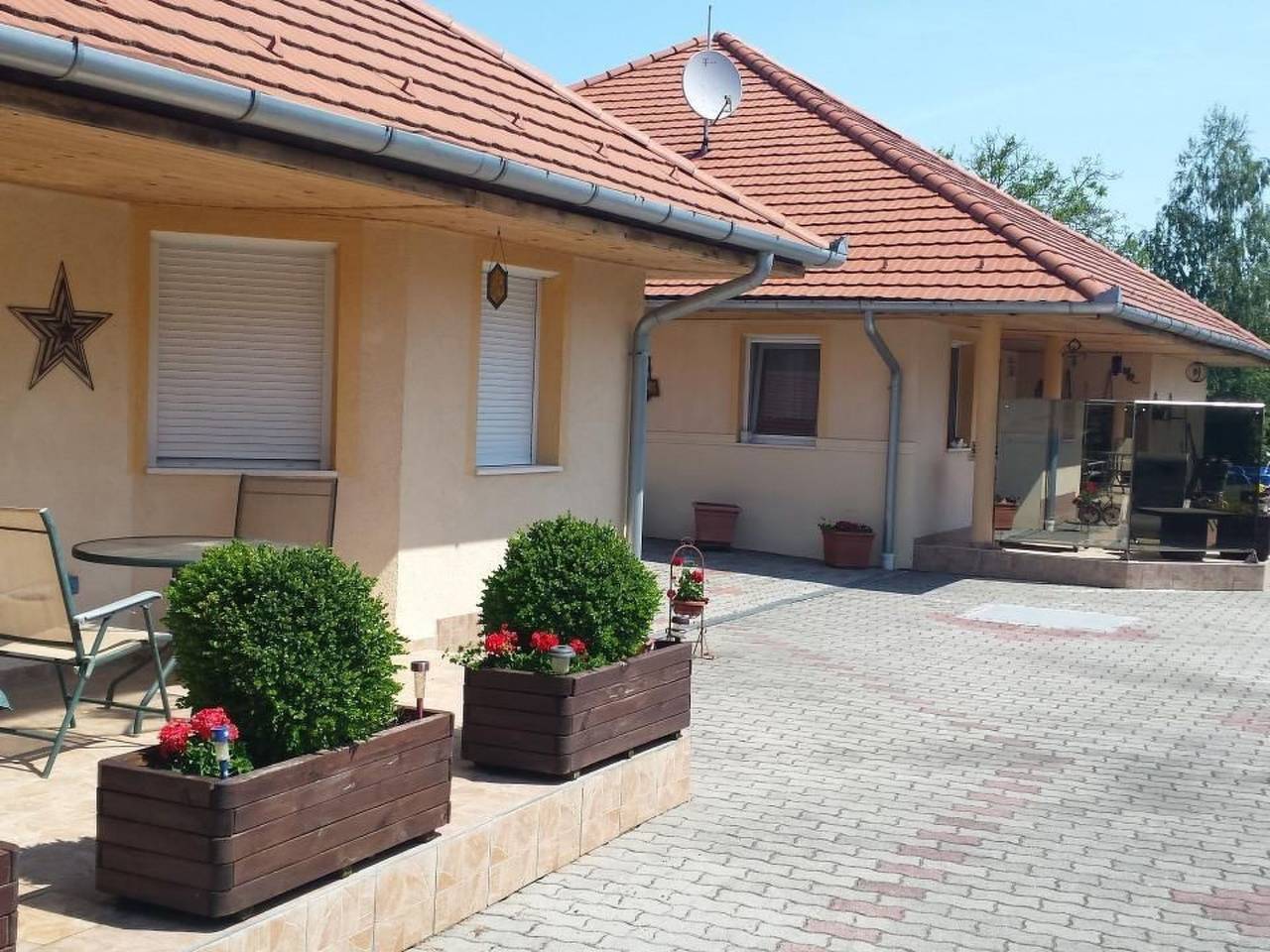 Hochwertiges Ferienhaus Steffi mit Terrasse in Balatonbereny, Plattensee Südufer
