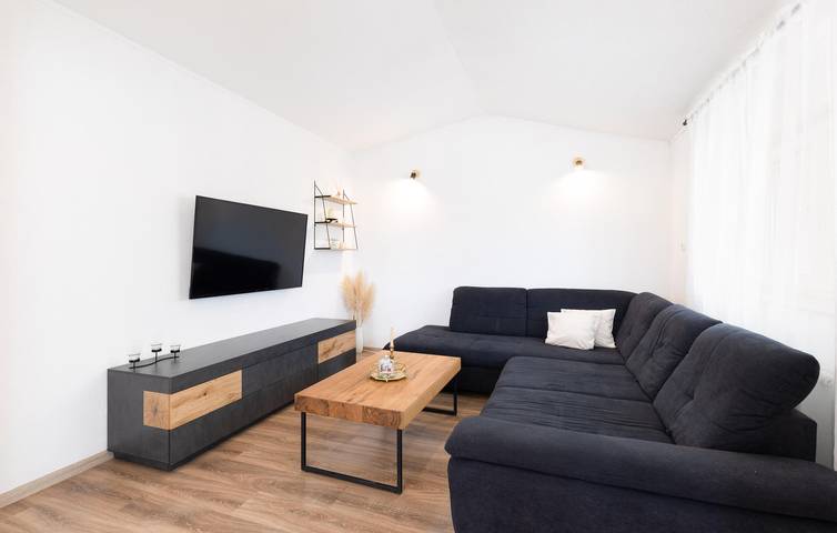 Reizende 156 m² große Wohnung mit Pool und Terrasse in Sinj, 1,5 km vom Stadtzentrum entfernt in Sinj, Dalmatinisches Zagora