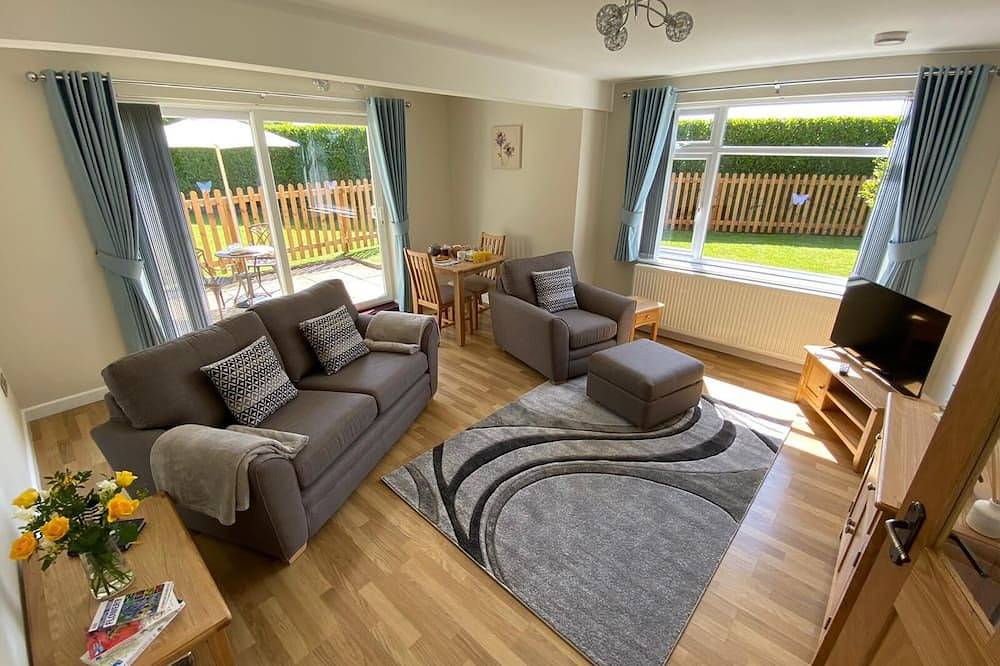 Cosy dog friendly self contained Annexe ,  near Cheltenham & Cotswolds in Badgeworth, Gloucestershire