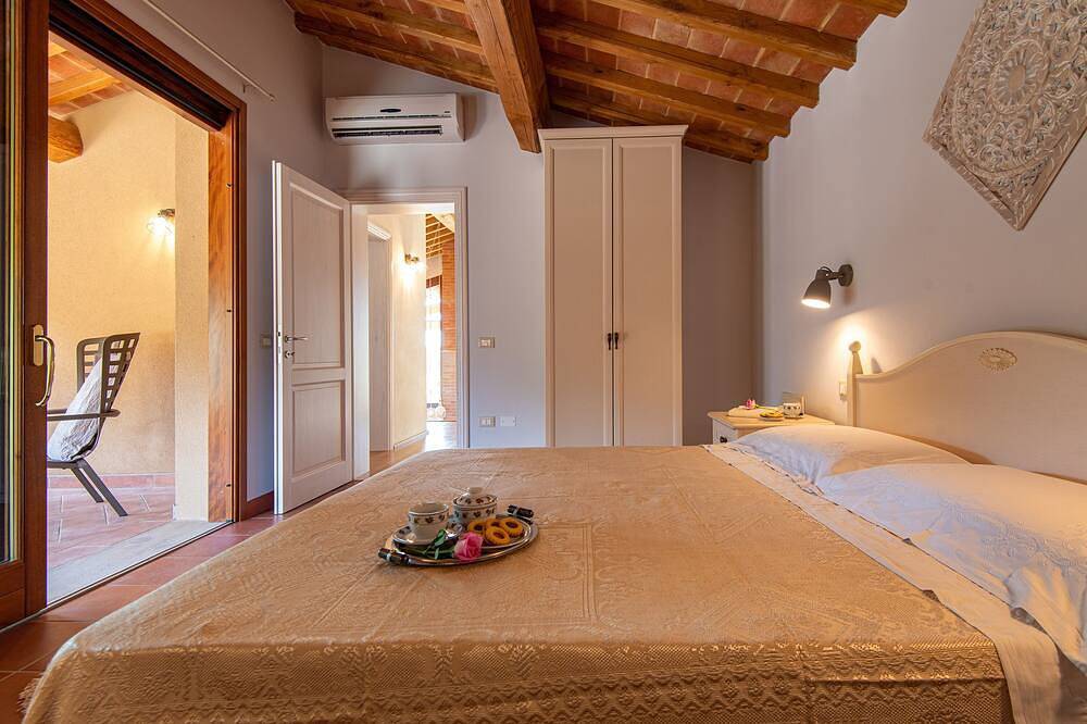 Finely renovated villa about 10 km from the Etruscan coast in Montescudaio, Etruskische Küste