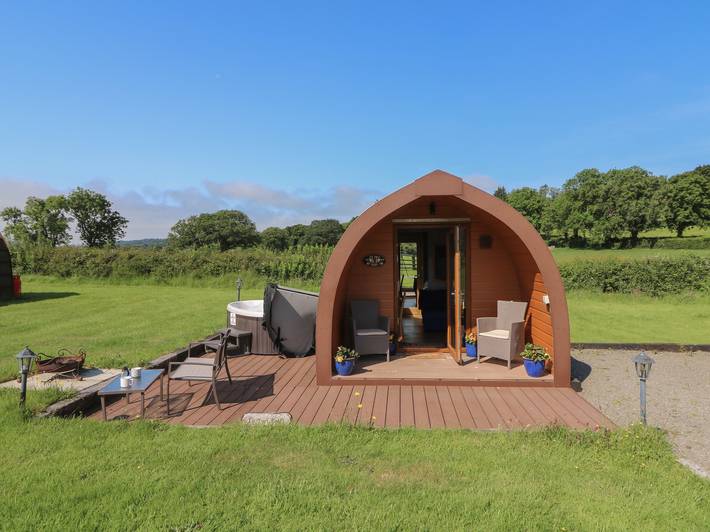 Hut for 2 people, with garden in Wales