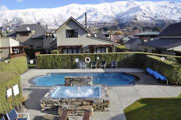 Cottage pour 2 personnes, avec jardin ainsi que jacuzzi et piscine à Wanaka