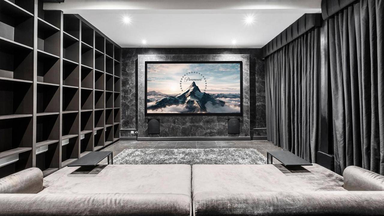 Luxury 10,000 Sq Ft 7-bed Mansion With Indoor Pool in Bexley, London