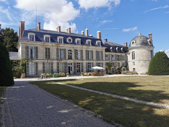 Location de vacances pour 17 personnes, avec Terrasse et Jardin ainsi que Piscine et Vue à Sainpuits