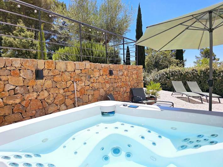 Location de vacances pour 2 personnes, avec terrasse ainsi que jardin et jacuzzi à Entrecasteaux