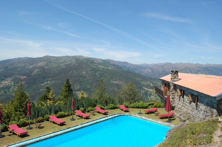 Holiday Home 'Casa Do Gêres' with Lake View, Private Pool and Wi-Fi in Caniçada e Soengas, Braga District