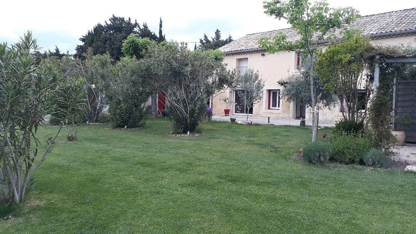 Gîte pour 3 personnes, avec terrasse ainsi que piscine et jardin