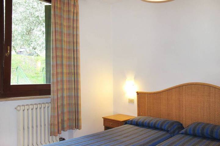 Appartamento intero, Bellissimo appartamento per 3 persone con A/C, WIFI, piscina, TV e patio in Garda, Prealpi Gardesane