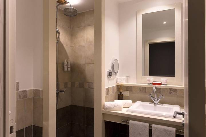 Hôtel pour 2 personnes, avec piscine ainsi que terrasse et vue dans Plage de Pinarello - 3
