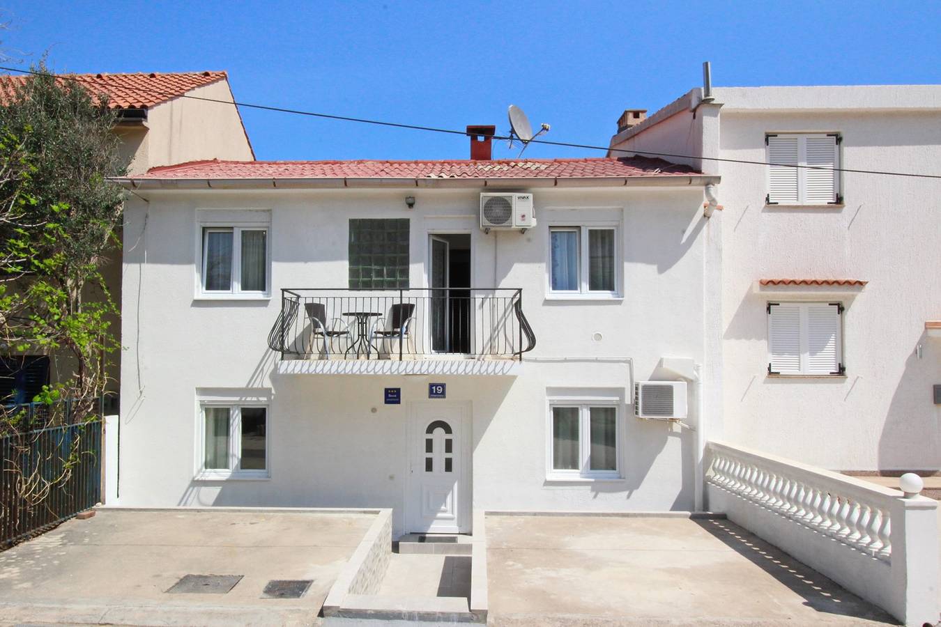 Ganze Wohnung, Apartment Fantov Nr. 1 – mit Terrasse und Grill, 250 m vom Strand entfernt in Zarok, Baska