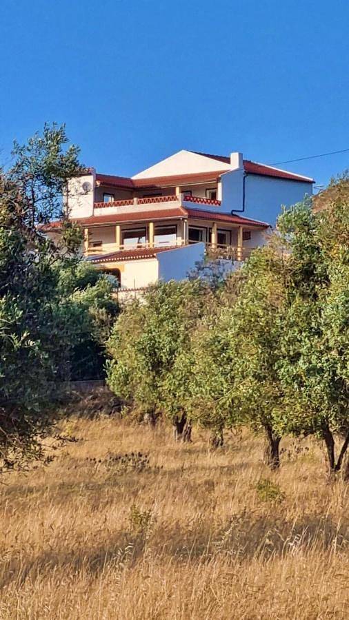 Gîte pour 6 personnes, avec piscine ainsi que vue et jardin dans Avis - 2