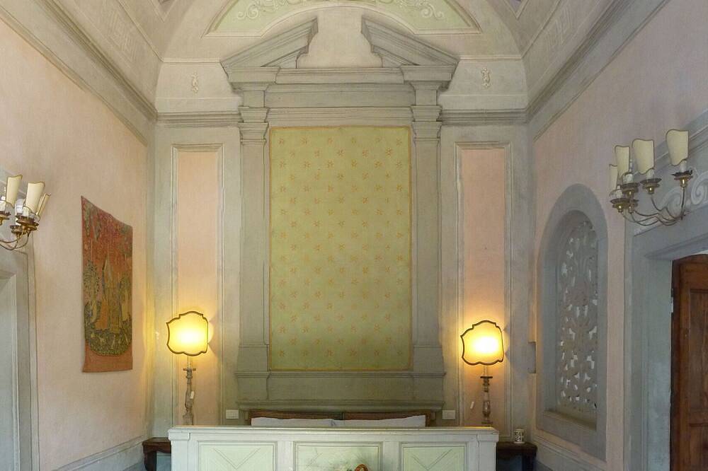 Former historical chapel in villa: pool, garden, parking space, fenced property in Florence, Province de Florence