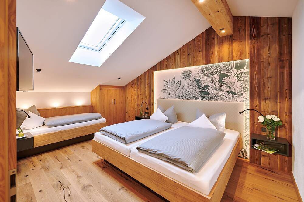Ganze Wohnung, Ferienwohnung Badesteg, 1-5Pers., 2sep. Sz, Balkon mit Bergblick in Chieming, Chiemsee